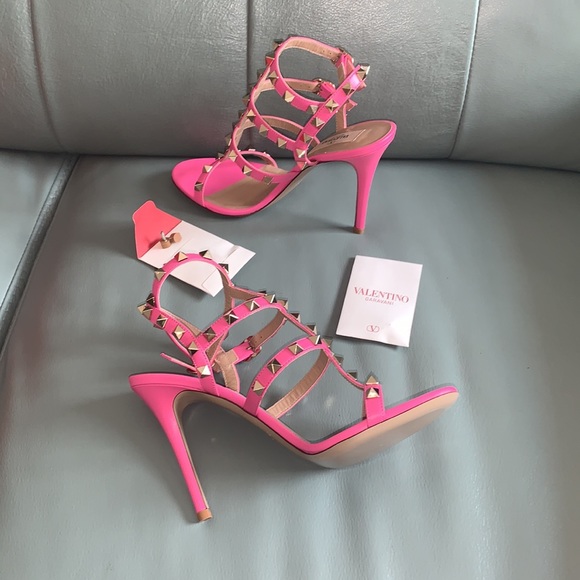 Valentino Garavani Rockstud T-Strap Sandal - Picture 3 of 12